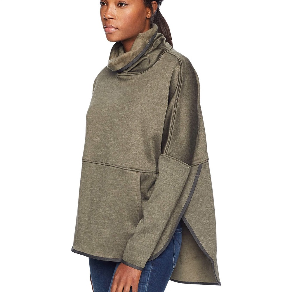 The North Face Women’s Cozy Slacker Poncho